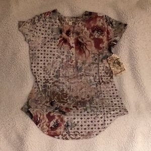 This is a short sleeve shirt by One World.